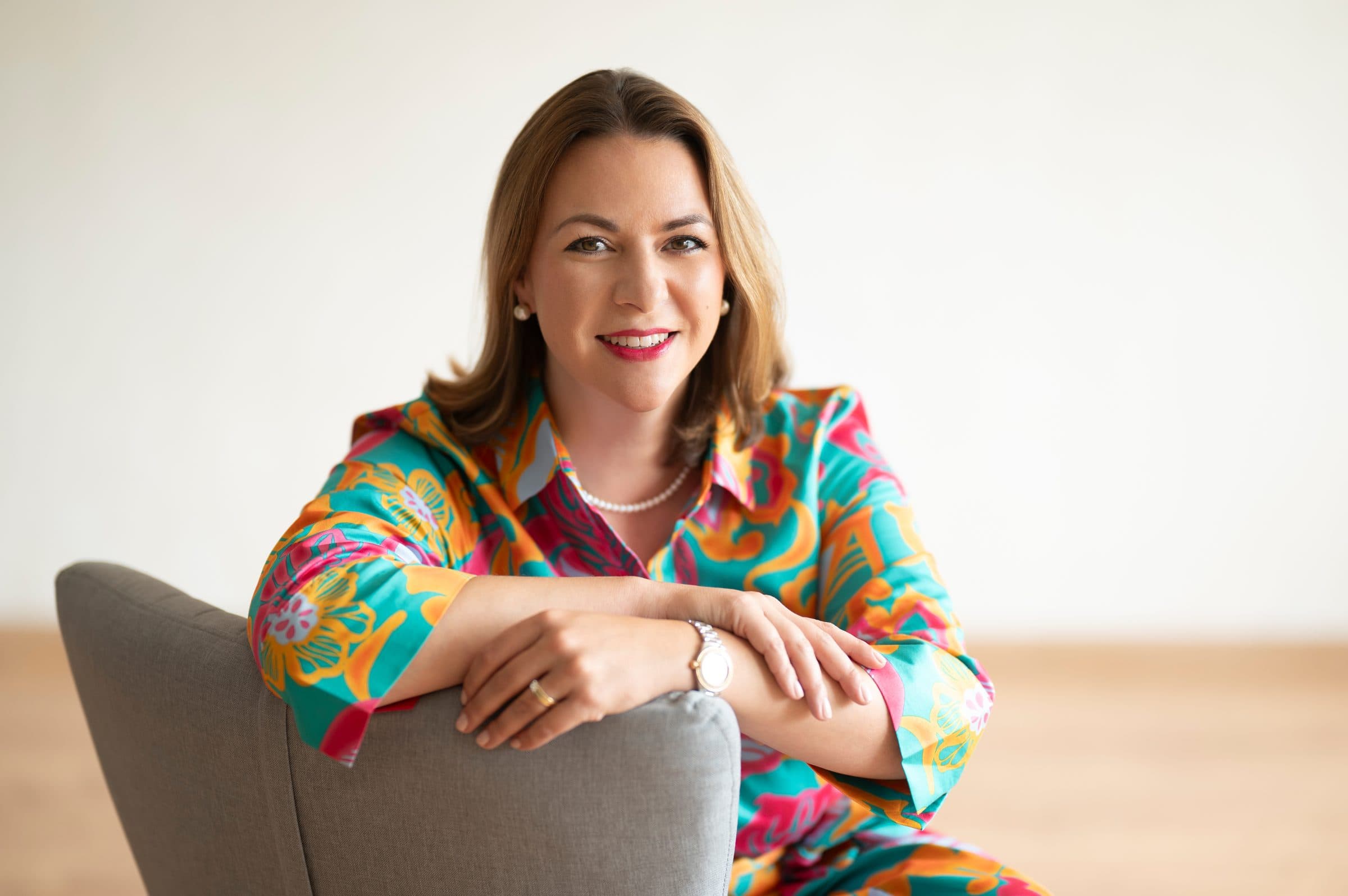 Victoria Beckers von Energie durch Entwicklung steht selbstbewusst und lächelt in die Kamera.