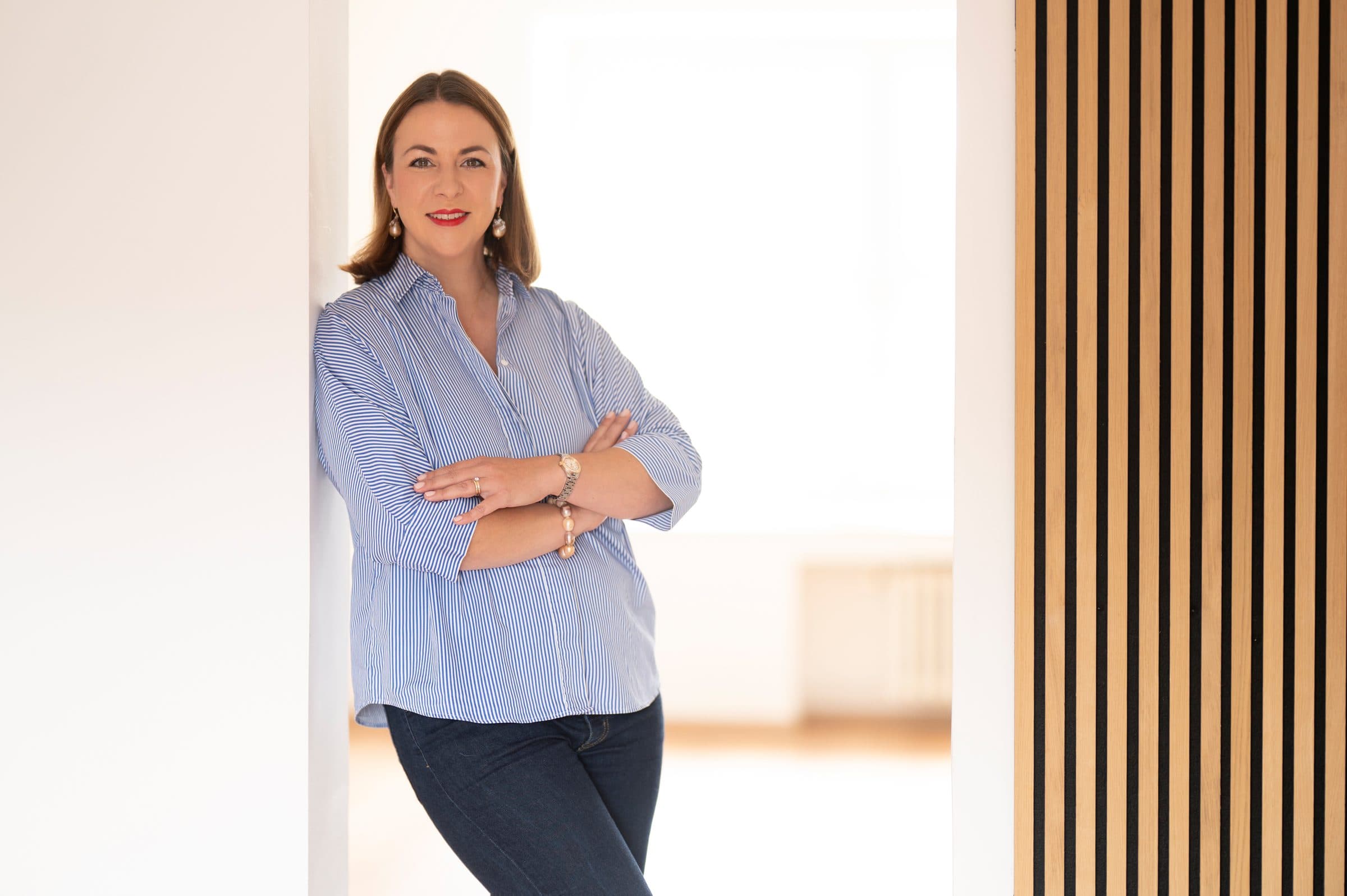 Victoria Beckers von Energie durch Entwicklung lächelt offen während eines Gesprächs – Porträtaufnahme in freundlicher Atmosphäre.